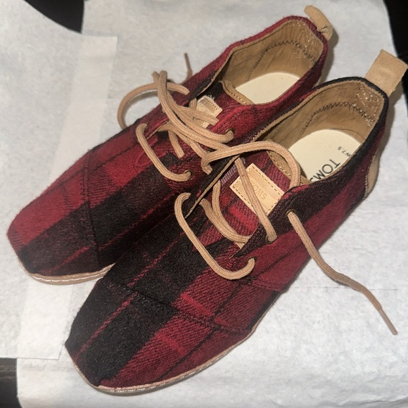 NWOT Toms Women’s Size 7.5 Red and Black with Tan Leather Outlining. New. - Picture 3 of 8